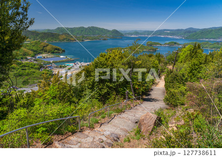 《広島県》瀬戸内海に浮かぶ因島・白滝山山頂の眺望 127738611