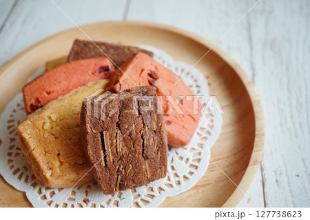 ケーキ屋さんで売っている美味しいクッキーの盛り合わせ。ココア、ストロベリー、メープル味。 127738623