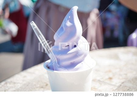 カップの入ったラベンダー味のソフトクリーム。ラベンダー畑へお出かけの際に食べたソフトクリーム。 カップの入ったラベンダー味のソフトクリーム。ラベンダー畑へお出かけの際に食べたソフトクリーム。 127738886