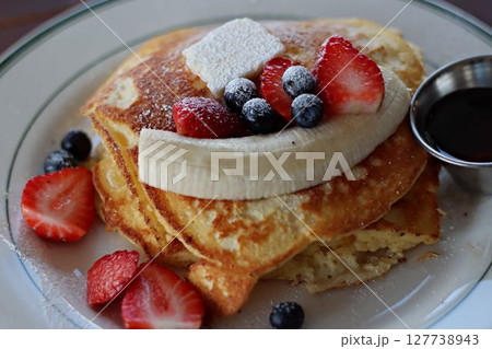 フルーツたっぷりパンケーキ フルーツたっぷりパンケーキ 127738943