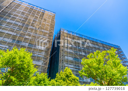 日本の横浜都市景観　マンションの補修や点検等、足場や防護ネットなど。ネットの外に衛星アンテナが… 127739018