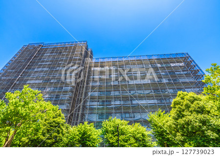 日本の横浜都市景観　マンションの補修や点検等、足場や防護ネットなど。ネットの外に衛星アンテナが… 127739023