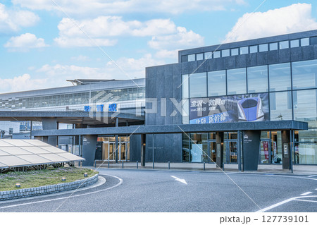 福井県敦賀市 晴天のJR敦賀駅(西口) 福井県敦賀市 晴天のJR敦賀駅(西口) 127739101