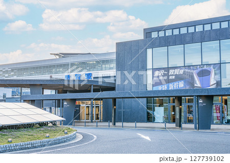 福井県敦賀市 晴天のJR敦賀駅(西口) 福井県敦賀市 晴天のJR敦賀駅(西口) 127739102