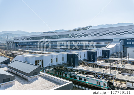 福井県敦賀市　晴天のJR敦賀駅 127739111