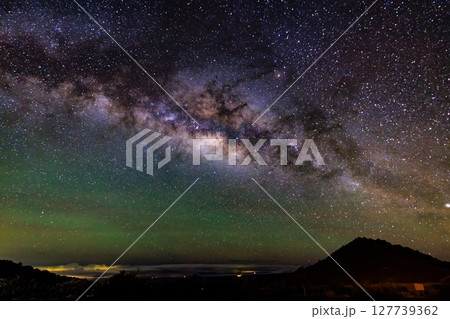 ハワイ島　マウナ・ケア山ビジターセンターからの天の川の絶景 127739362