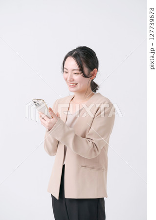スマホを持つスーツの女性 スマホを持つスーツの女性 127739678