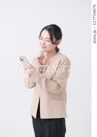 スマホを持つスーツの女性 スマホを持つスーツの女性 127739679