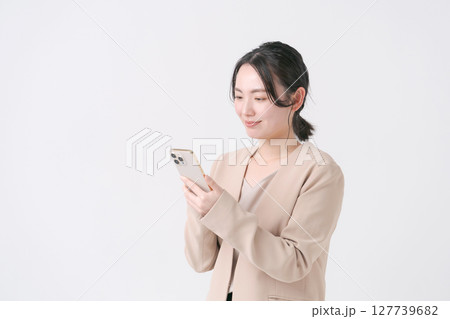 スマホを持つスーツの女性 スマホを持つスーツの女性 127739682