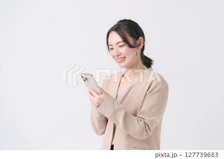 スマホを持つスーツの女性 127739683