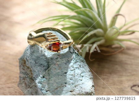 おしゃれな指輪が並んだイメージ画像　ショップの素材 127739815