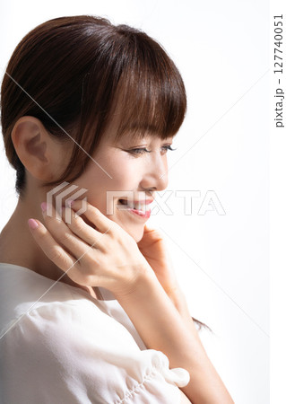 肌の潤いを実感するミドルの女性 127740051