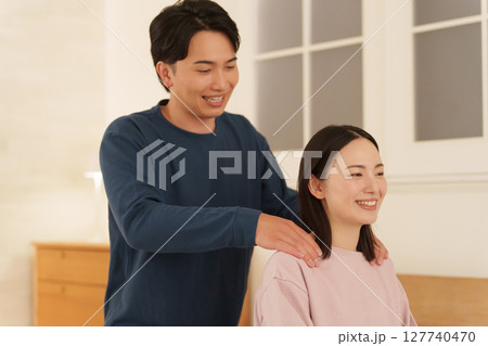 妻の肩揉みをする夫 127740470