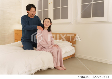 妻の肩揉みをする夫 127740473