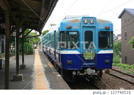銚子電鉄 外川駅に停車している3000形電車 銚子電鉄 外川駅に停車している3000形電車 127740518