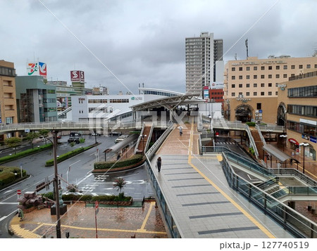雨上がりの上尾駅東口駅前 127740519