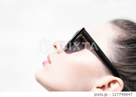 Close-up woman profile portrait with sunglasses Close-up woman profile portrait with sunglasses 127740647