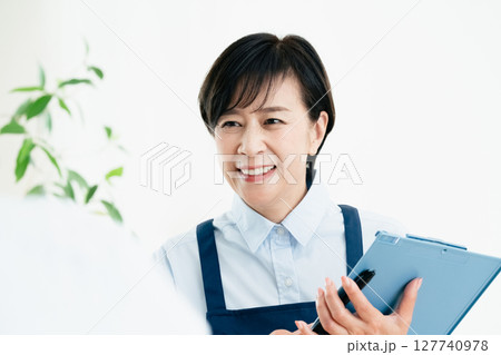 栄養バランスを確認する中高年女性 127740978