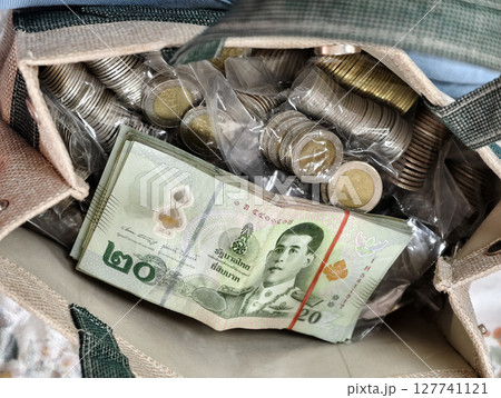 A large amount of Thai baht that has been saved for a long time. 127741121