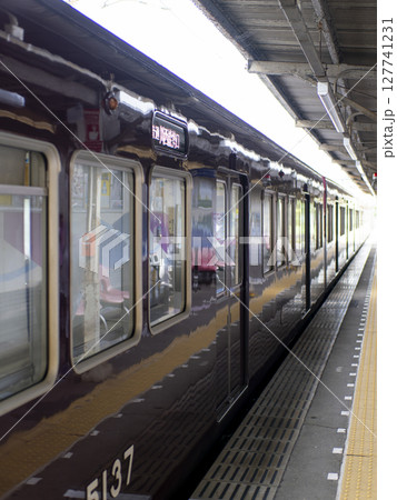 能勢電鉄妙見線絹延橋駅に停まる普通電車 127741231