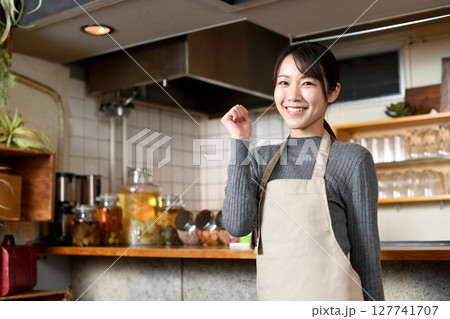 飲食店で働くアジア人の若い女性の店員 127741707
