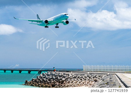 ビーチに舞い降りる大型旅客機 ビーチに舞い降りる大型旅客機 127741939