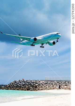 ビーチに舞い降りる大型旅客機 127741940