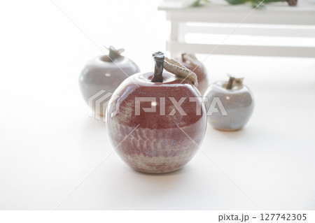 りんごの陶器の飾り　置物の画像 127742305