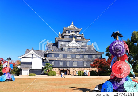 【岡山県】紅葉した岡山城の天守閣（令和の大改修後） 127743181