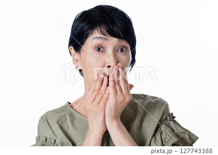 驚いた表情の中年女性 驚いた表情の中年女性 127743388