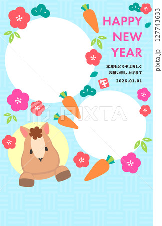 かわいい馬が窓から顔を出しているカラフルな2026年午年フォト年賀状　水色背景 127743633