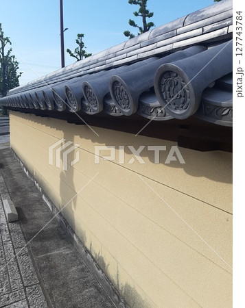 瓦を埋め込んだ屋根瓦 127743784