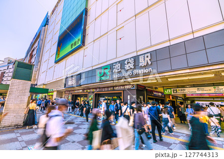日本の東京都市景観6月22日。インバウンド続く…（賑わう）池袋駅東口(北)などを望む＝令和7年 127744313