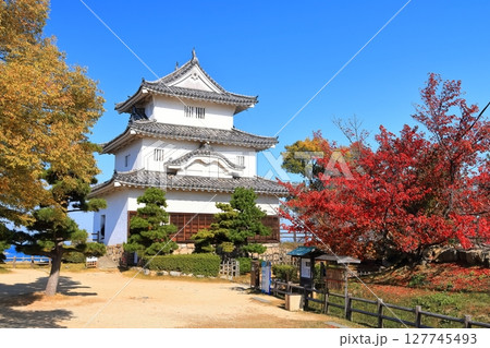 【香川県】真っ赤に紅葉した秋の丸亀城（現存天守と石垣の名城） 127745493