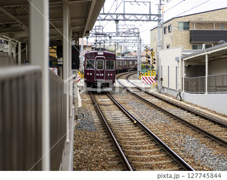 駅を通過する電車 127745844