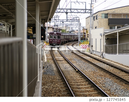 駅を通過する電車 127745845