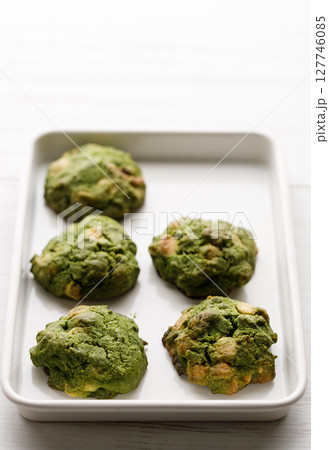 Closeup of fresh baked matcha cookies on white wooden background. 127746085