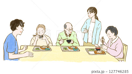 福祉・介護：食事をするシニアグループと若い男女スタッフ 127746285