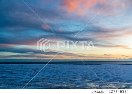 Golden hour along iceland's south coast 127746584
