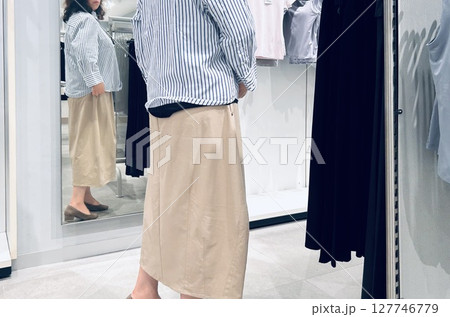 シャツを試着する女性　ファッションショップ 127746779