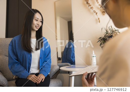 エステサロンでカウンセリングを受ける若い女性 エステサロンでカウンセリングを受ける若い女性 127746912