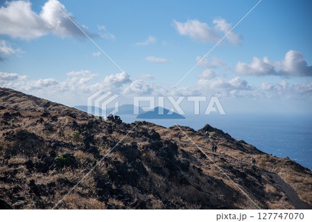 三原山登山道から見る伊豆七島 127747070