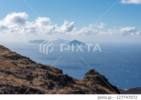 三原山登山道から見る伊豆七島 127747072