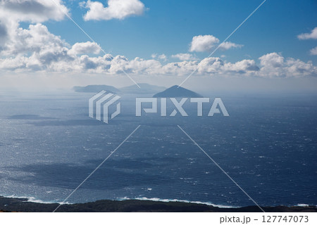 三原山登山道から見る伊豆七島 三原山登山道から見る伊豆七島 127747073