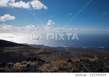 三原山登山道から見る伊豆七島 127747074