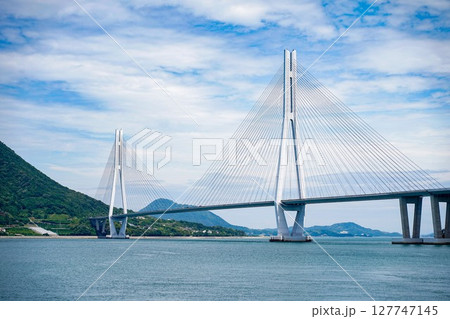 多々羅大橋と生口島を望む瀬戸内海の風景|青空と白い雲が広がる絶景 多々羅大橋と生口島を望む瀬戸内海の風景|青空と白い雲が広がる絶景 127747145