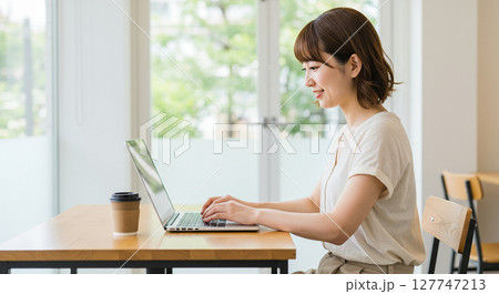 カフェでパソコン作業をする女性 127747213
