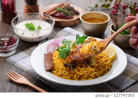 スパイス香る本格チキンビリヤニとインド料理セット スパイス香る本格チキンビリヤニとインド料理セット 127747303