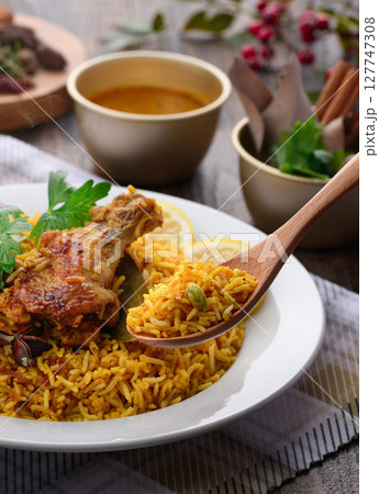 スパイス香る本格チキンビリヤニとインド料理セット 127747308