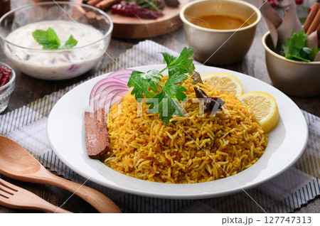 スパイス香る本格チキンビリヤニとインド料理セット 127747313